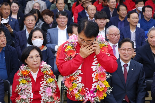  윤일현 국민의힘 금정구청장보궐선거 후보가 16일 오후 부산 금정구 선거사무소에서 당선이 유력해지자 한동훈 대표 축하 전화를 받고 있다.