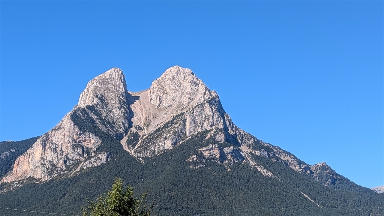 해발 2,500m의 페드라포르카(Pedraforca) 큰 바윗덩이가 두 개로 쪼개진 것처럼 보이는 페드라포르카는 카탈로니아에서 가장 상징적인 산으로 하이킹과 등반으로 인기 있는 곳이다.