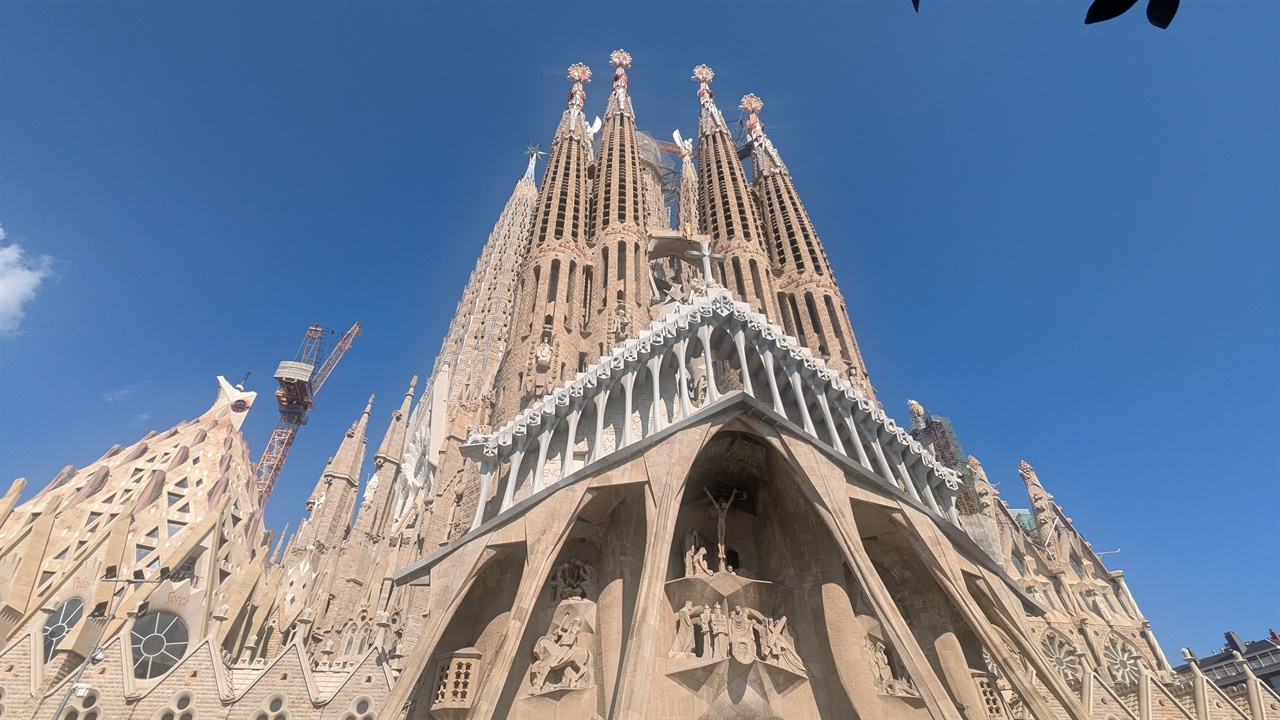 가우디의 사그라다 파밀리아(La Sagrada Familia) 대성당 바르셀로나는 가우디의 도시로 가우디 건축물 앞은 사람들로 인산인해를 이뤘다.