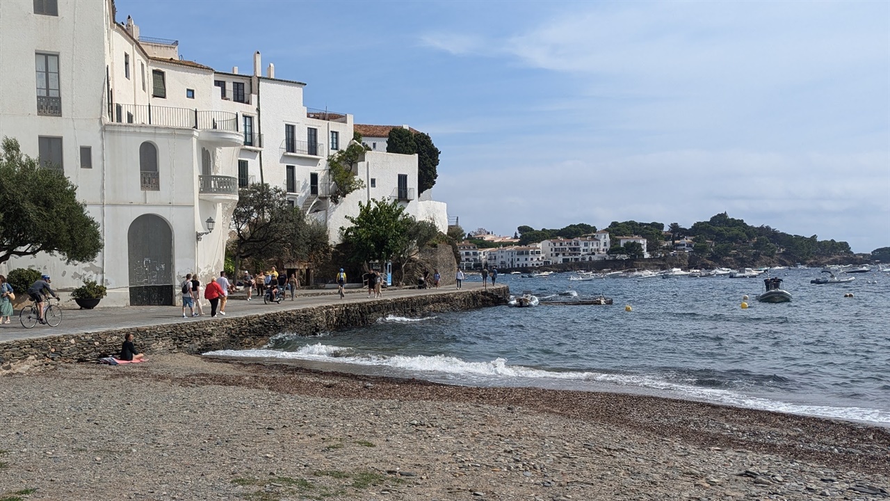 카다케스(Cadaques) 달리가 어린 시절 여름휴가를 보냈고, 1930년부터는 평생의 반려자가 된 갈라와 함께 여름 별장을 지어 예술 작업을 한 곳이다.