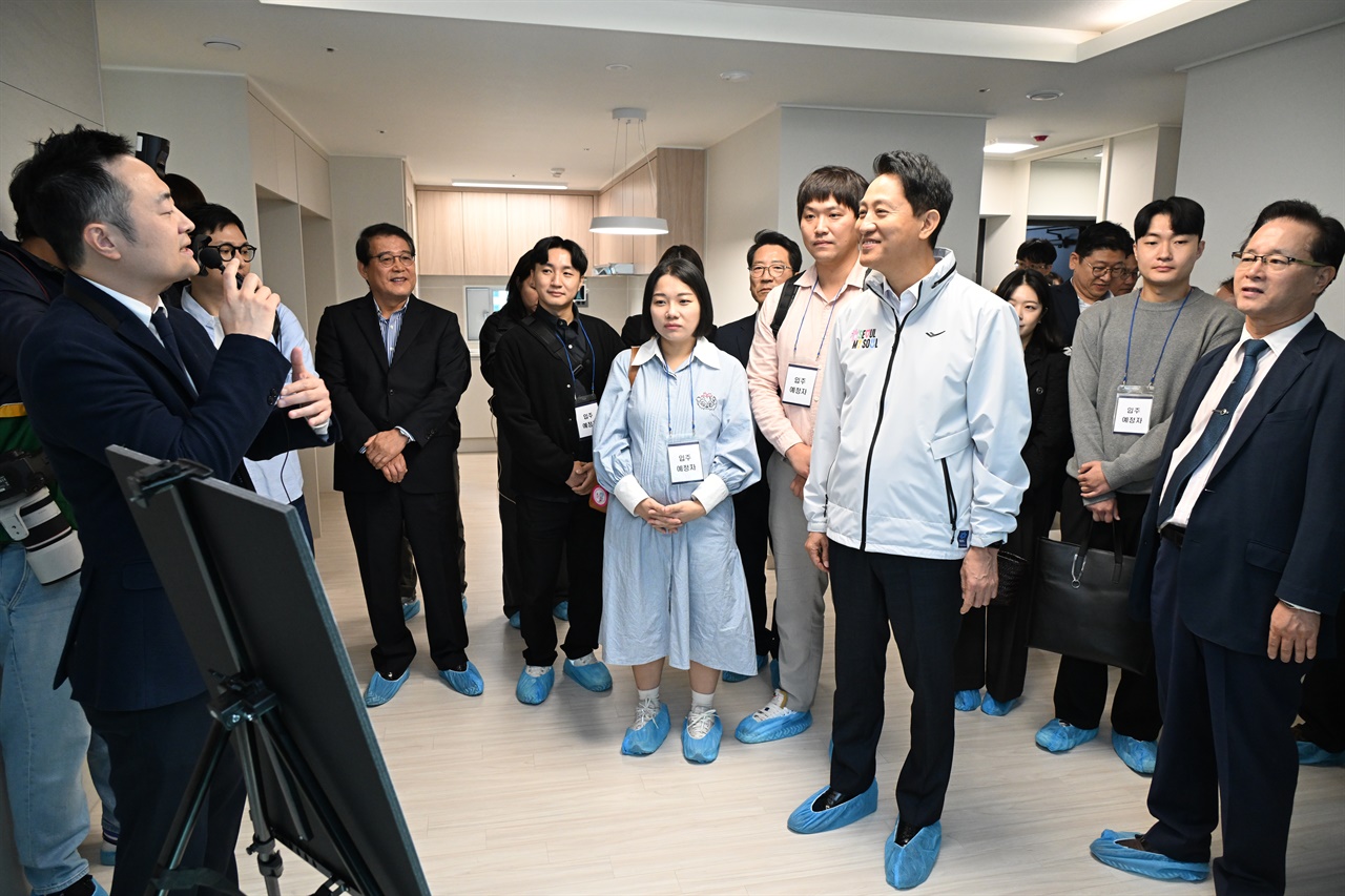  오세훈 서울시장이 17일 강동구 올림픽파크포레온에서 열린 ‘미리 내 집’ 입주 예정자들과 주택 내부(전용면적 59㎡)를 둘러보고 있다.