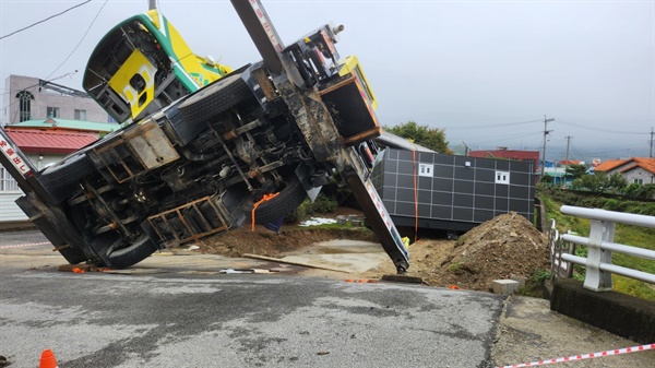  충북 보은군 삼승면 원남리 남보은농협 앞에 설치할 공중화장실이 크레인과 함께 넘어지면서 부서져 있다.