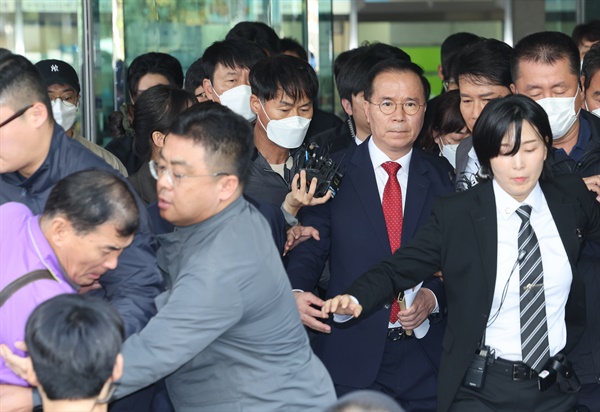 무죄 받은 김광호 전 청장, 항의하는 이태원참사 유가족 이태원 참사에 부실 대응한 혐의로 기소된 김광호 전 서울경찰청장이 17일 서울서부지법에서 열린 1심 선고에서 무죄를 확정받은 뒤 법정을 나서며 유가족의 항의를 받고 있다.