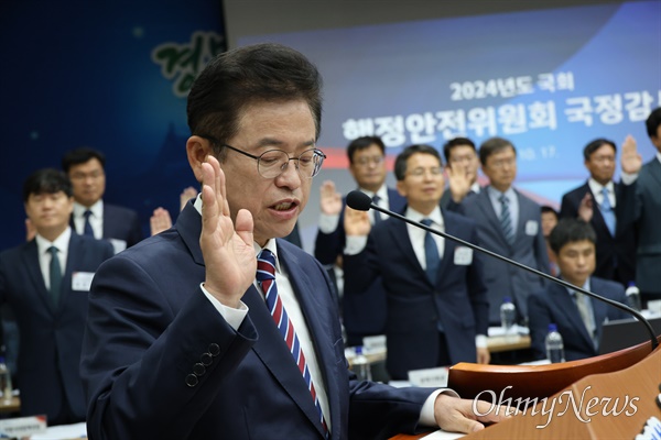  이철우 경북도지사가 17일 경북도청에서 열린 국회 행정안전위원회 국감에 앞서 선서를 하고 있다. 