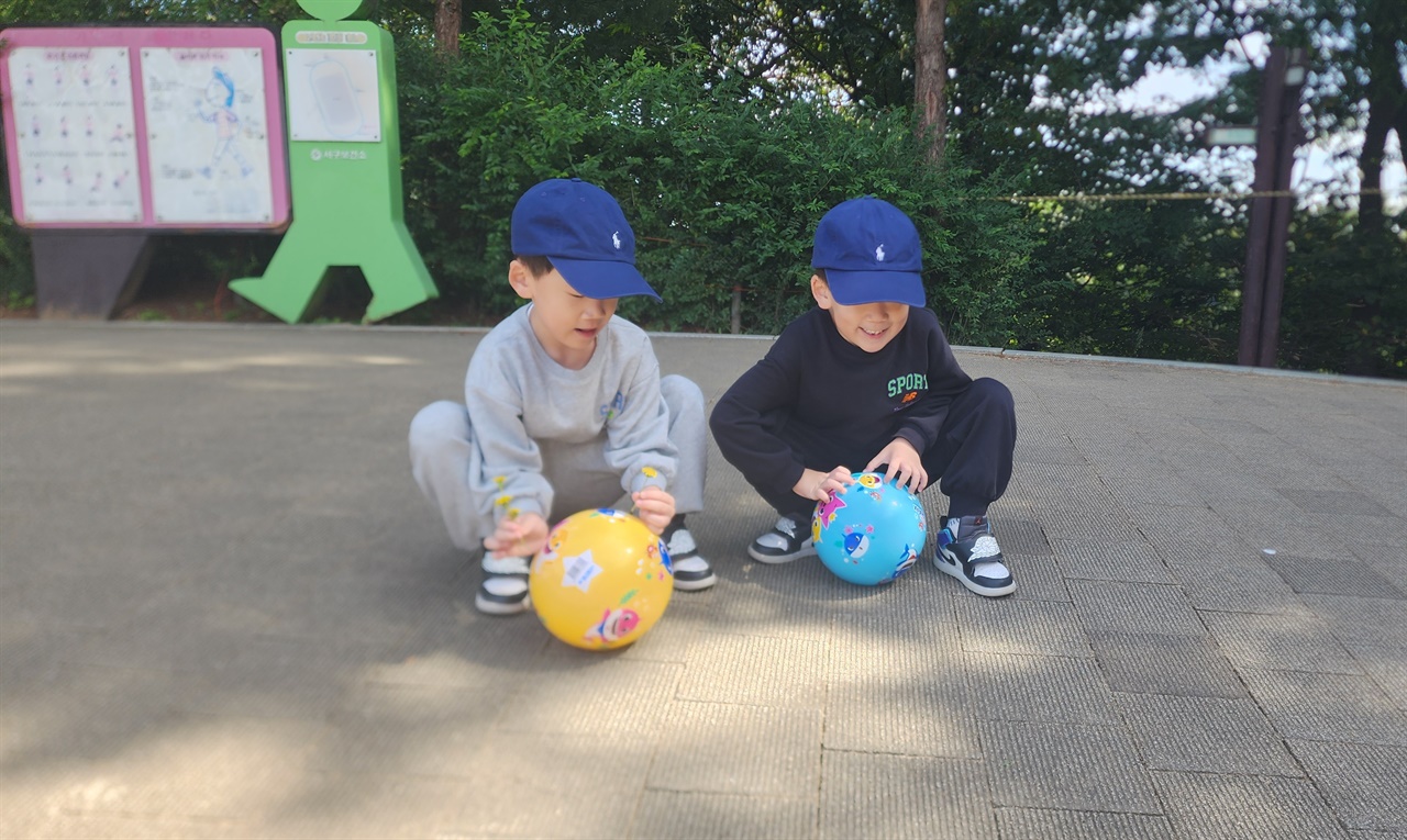 집 근처 근린 공원에서 노는 모습 요즘 날씨가 좋아서 주말에 쌍둥이 손자가 오면 집 근처에 있는 공원에 가서 노는 시간을 늘렸다. 집에 있는 시간을 줄이면 자연스럽게 스마트폰 사용 시간도 줄일 수 있다.