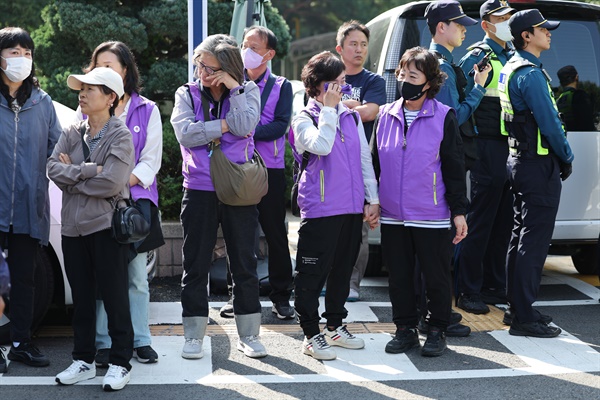 김광호 전 청장 1심 무죄 선고에 눈물 보이는 이태원참사 유가족 이태원 참사에 부실 대응한 혐의로 기소된 김광호 전 서울경찰청장이 17일 서울서부지법에서 열린 1심 선고에서 무죄를 확정받자 유가족이 눈물을 훔치고 있다. 