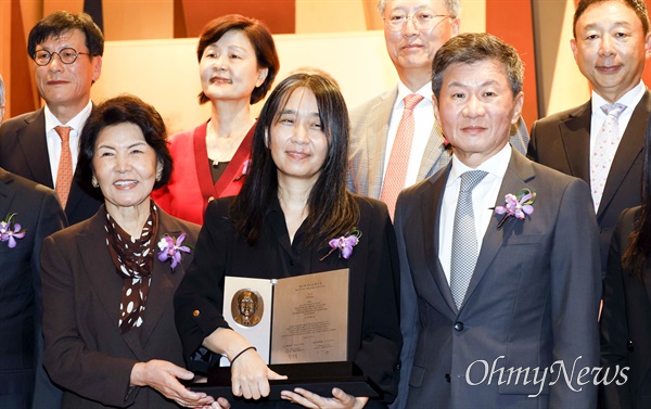  한국인 최초로 노벨문학상을 수상한 한강 작가가 17일 서울 강남구 아이파크타워에서 열린 제18회 포니정 혁신상 시상식에서 포니정재단 이사장인 정몽규 HDC 회장, 고 정세영 현대산업개발 명예회장의 부인 박영자씨 등 참석자들과 기념사진을 촬영하고있다.