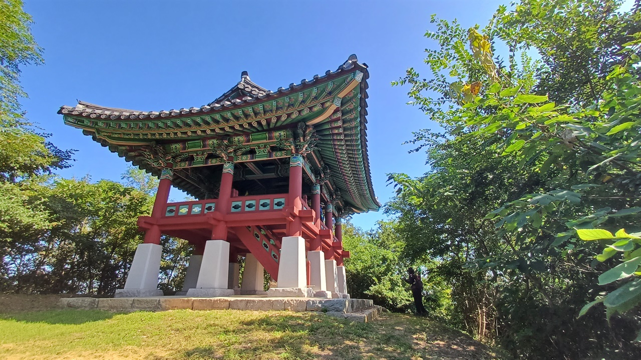  옛 우수영성에 복원된 망해루. 우수영 앞바다가 한눈에 내려다보인다.