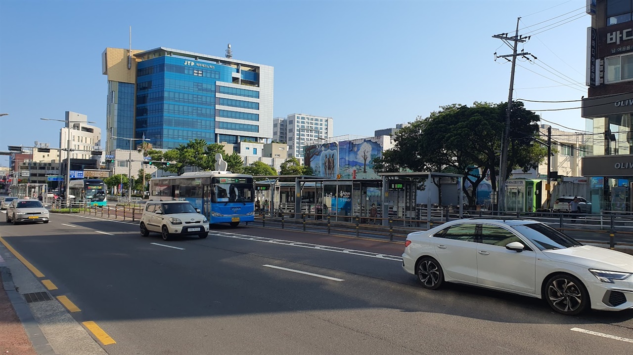  제주도 번화가 중의 한 곳인 제주 시청 부근