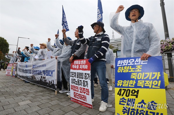 "한화오션 하청노동자 51일 파업은 무죄다" 금속노조 주최로 18일 오전 서울 용산구 대통령실 앞에서 열린 '한화오션 하청노동자 51일 파업은 무죄다. 기자회견'에서 참석자들이 "지금 한국사회가 해야 하는 일은 조선소 하청노동자의 절박한 외침에 귀 기울이는 것이지 범죄자로 몰아 중형을 구형하고 형사처벌하는 것이 아니며, 비정규직 노동자도 헌법이 보장하는 노동3권을 실질적으로 누릴 수 있도록 하는 것이지 이들을 감옥에 가두는 것이 아니다"라며 파업 투쟁의 정당성과 무죄를 주장하고 있다.