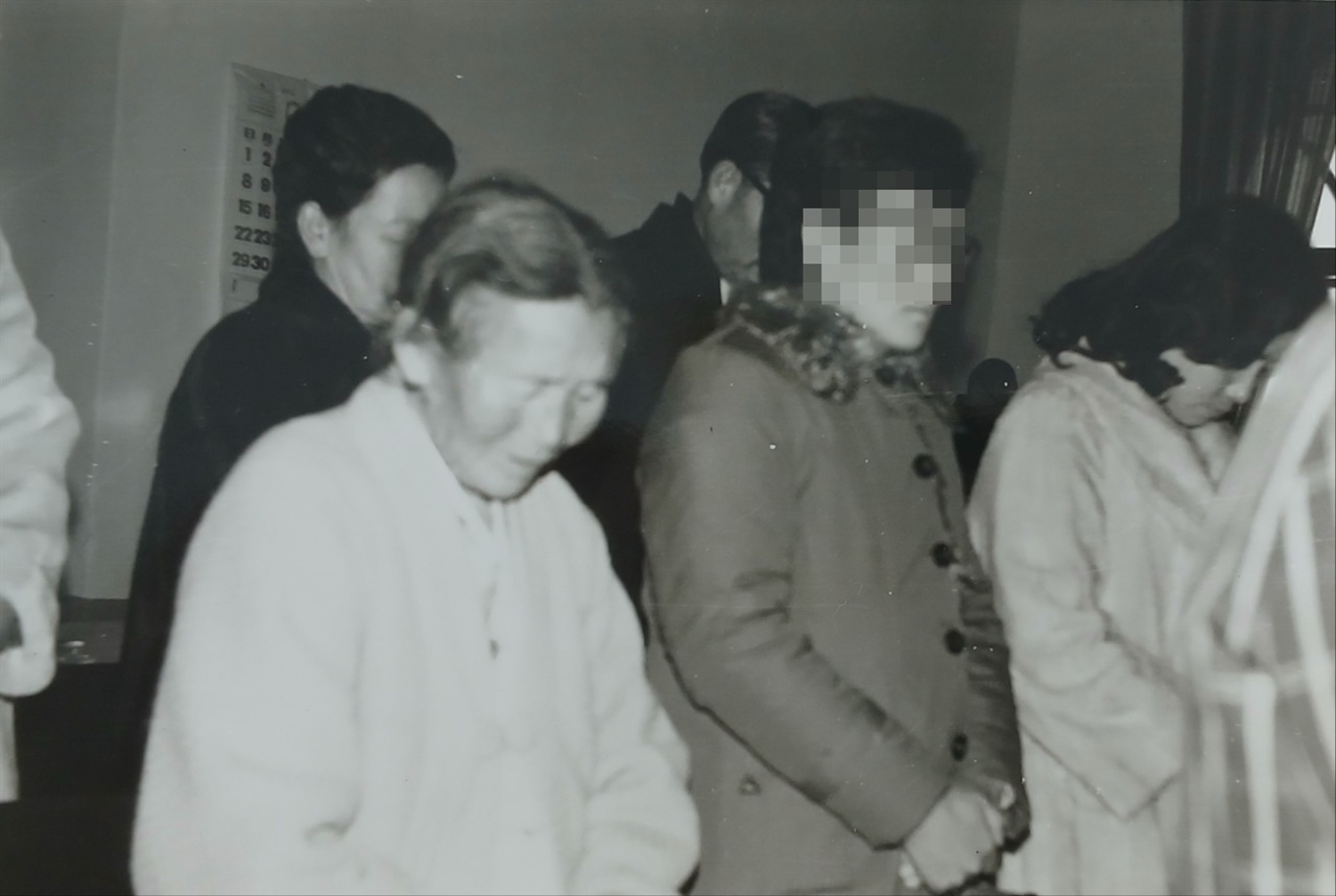 박씨(우측)와 노모 박씨 문제 해결을 위한 기도회에 참석한 박씨와 노모. 1975.3.11
