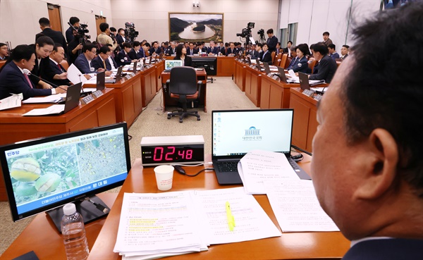  18일 오전 열린 국회 농림축산식품해양수산위원회의 농업협동조합중앙회, 농협경제지주, 농협금융지주 등의 국정감사에서 더불어민주당 소속 어기구 위원장이 의원들이 질의하며 게시한 자료를 살펴보고 있다.