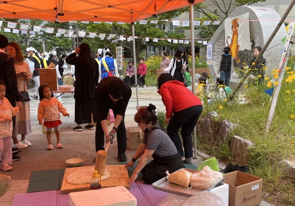  울산 동구 마을공동체만들기 사업 선정단체 중 한 곳인 '방어휴먼시아사람들(대표 오선영)'은 지난 17일 오후 4시부터 방어휴먼시아 아파트 중앙광장에서 주민 등 100여 명이 참여한 가운데 음악회와 아나바다 장터, 먹거리 마당 등을 곁들인 '귀뚜라미 음악회'와 마을 축제를 개최했다.