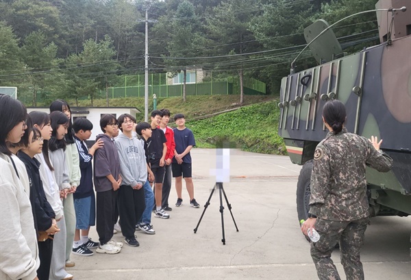   10월 18일, 진로 체험을 위해 육군 39사단 용호여단을 방문한 단성중학교 학생들이 기동장비에 대한 교육을 듣고 있다. 