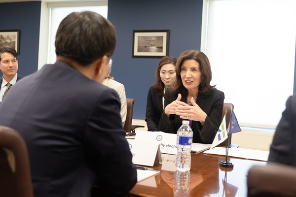  김동연 경기도지사가 미국 현지시간 17일 오후 미국 뉴욕시에서 캐시 호컬(Kathy Hochul) 뉴욕 주지사를 만나 면담하고 있다.