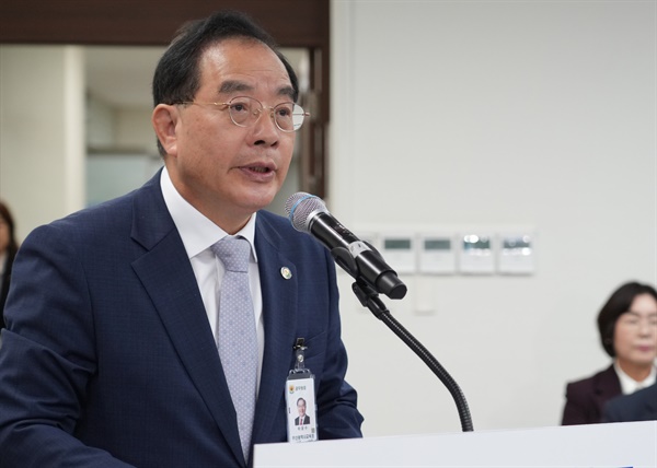  18일 부산대학교 본관에서 열린 국회 교육위원회의 국정감사에서 발언을 하고 있는 하윤수 부산시교육감