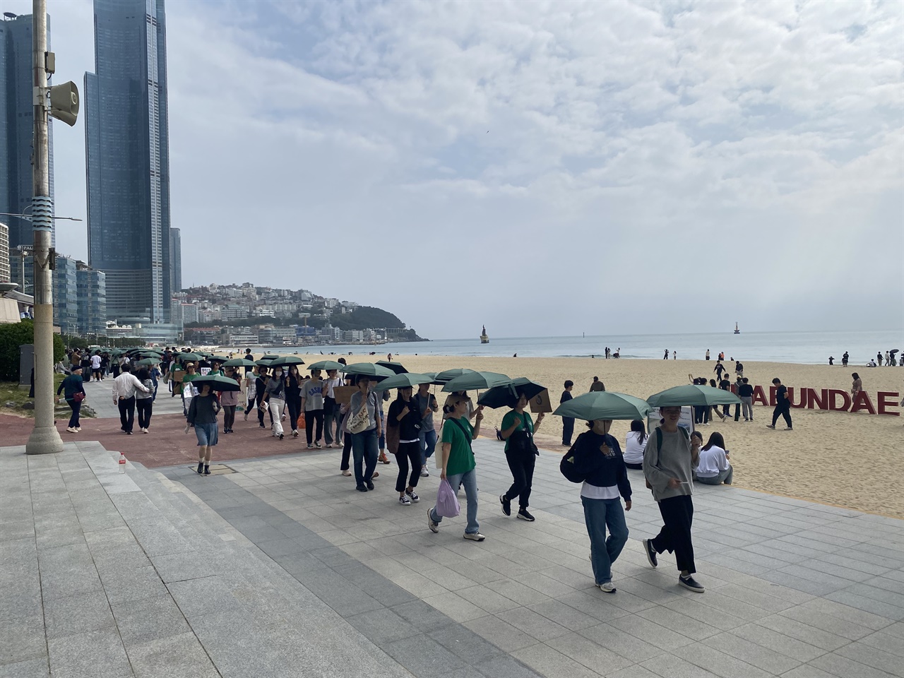 플라스틱에 갇힌 지구를 구하는 시민 대행진 , 해운대해수욕장 플라스틱에 갇힌 지구를 구하는 시민 대행진, 100명의 부산시민