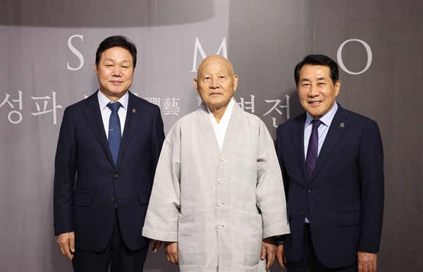  박완수 경남도지사, 성파 종정예하 전시회 방문