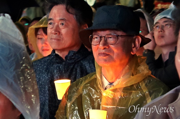  언론장악저지공동행동이 18일 오후 6시 30분 서울 종로구 광화문역 앞에서 '힘내라 공영방송 구하자 KBS' 시민문화제를 열었다. 동아일보 기자 출신의 이부영 전 국회의원과 최승호 전 MBC 사장이 촛불을 든 채 무대를 바라보고 있다.