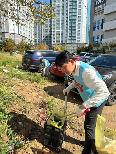  쓰레기를 주으면서 걷는 활동