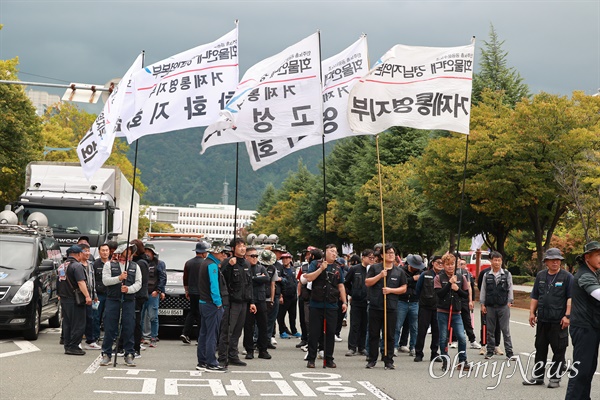  민주노총 공공운수노동조합 화물연대 경남본부는 19일 오후 경남도청 앞 도로에서 ”화물운송산업 구조개악 반대, 안전운임제 차종?품목 확대 쟁취 결의대회“를 열었다.