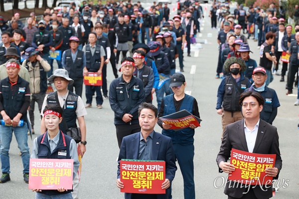  민주노총 공공운수노동조합 화물연대 경남본부는 19일 오후 경남도청 앞 도로에서 ”화물운송산업 구조개악 반대, 안전운임제 차종?품목 확대 쟁취 결의대회“를 열었다.