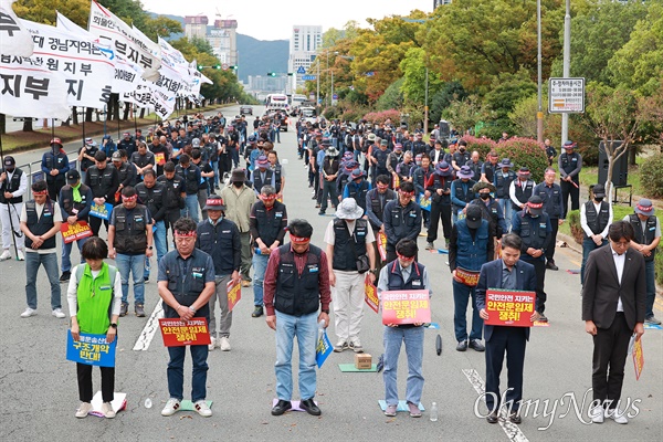  민주노총 공공운수노동조합 화물연대 경남본부는 19일 오후 경남도청 앞 도로에서 ”화물운송산업 구조개악 반대, 안전운임제 차종?품목 확대 쟁취 결의대회“를 열었다.