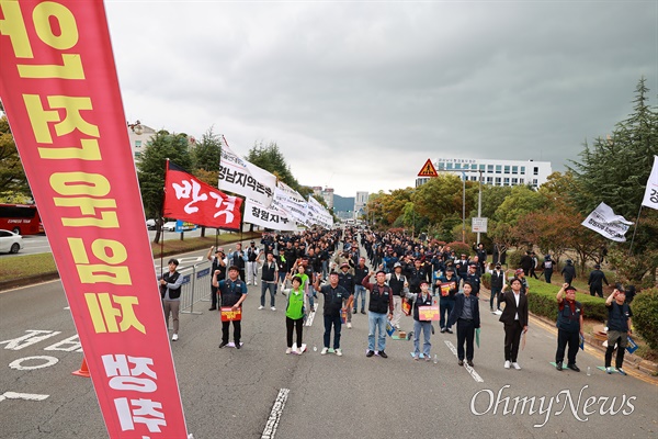  민주노총 공공운수노동조합 화물연대 경남본부는 19일 오후 경남도청 앞 도로에서 ”화물운송산업 구조개악 반대, 안전운임제 차종?품목 확대 쟁취 결의대회“를 열었다.