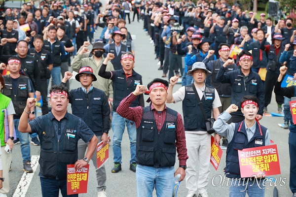  민주노총 공공운수노동조합 화물연대 경남본부는 19일 오후 경남도청 앞 도로에서 ”화물운송산업 구조개악 반대, 안전운임제 차종?품목 확대 쟁취 결의대회“를 열었다.