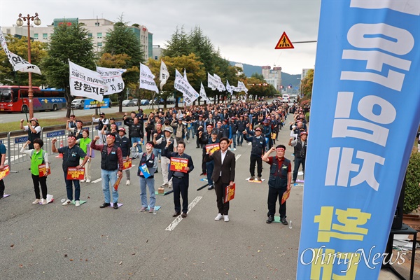  민주노총 공공운수노동조합 화물연대 경남본부는 19일 오후 경남도청 앞 도로에서 ”화물운송산업 구조개악 반대, 안전운임제 차종?품목 확대 쟁취 결의대회“를 열었다.