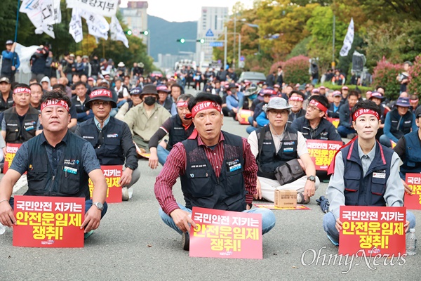  민주노총 공공운수노동조합 화물연대 경남본부는 19일 오후 경남도청 앞 도로에서 ”화물운송산업 구조개악 반대, 안전운임제 차종?품목 확대 쟁취 결의대회“를 열었다.