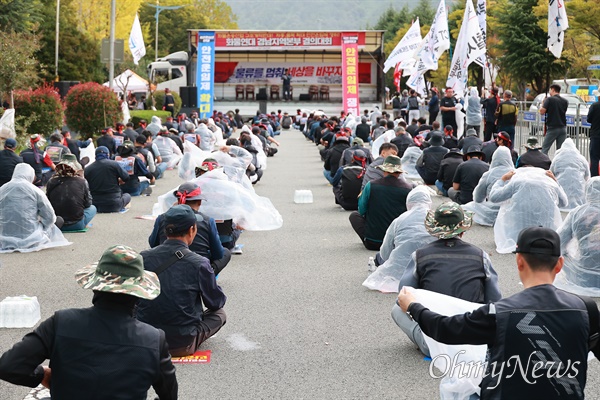  민주노총 공공운수노동조합 화물연대 경남본부는 19일 오후 경남도청 앞 도로에서 ”화물운송산업 구조개악 반대, 안전운임제 차종?품목 확대 쟁취 결의대회“를 열었다.