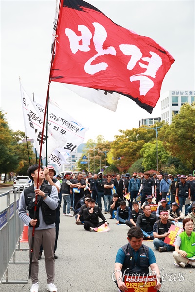  민주노총 공공운수노동조합 화물연대 경남본부는 19일 오후 경남도청 앞 도로에서 ”화물운송산업 구조개악 반대, 안전운임제 차종?품목 확대 쟁취 결의대회“를 열었다.