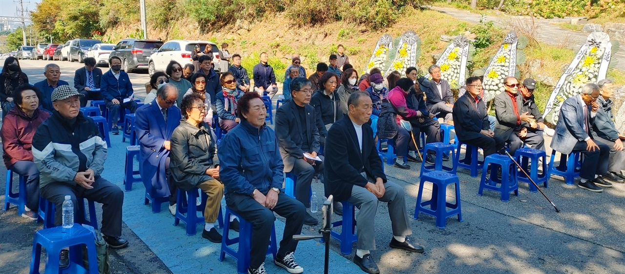  위령제 참석자들