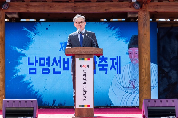  경상국립대학교 권진회 총장은 10월 19일 산청군 시천면 한국선비문화연구원에서 개최한 ‘제48회 남명 선비문화 축제’ 초헌관으로 참례했다.