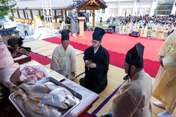  경상국립대학교 권진회 총장은 10월 19일 산청군 시천면 한국선비문화연구원에서 개최한 ‘제48회 남명 선비문화 축제’ 초헌관으로 참례했다.