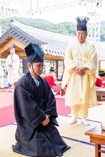  경상국립대학교 권진회 총장은 10월 19일 산청군 시천면 한국선비문화연구원에서 개최한 ‘제48회 남명 선비문화 축제’ 초헌관으로 참례했다.