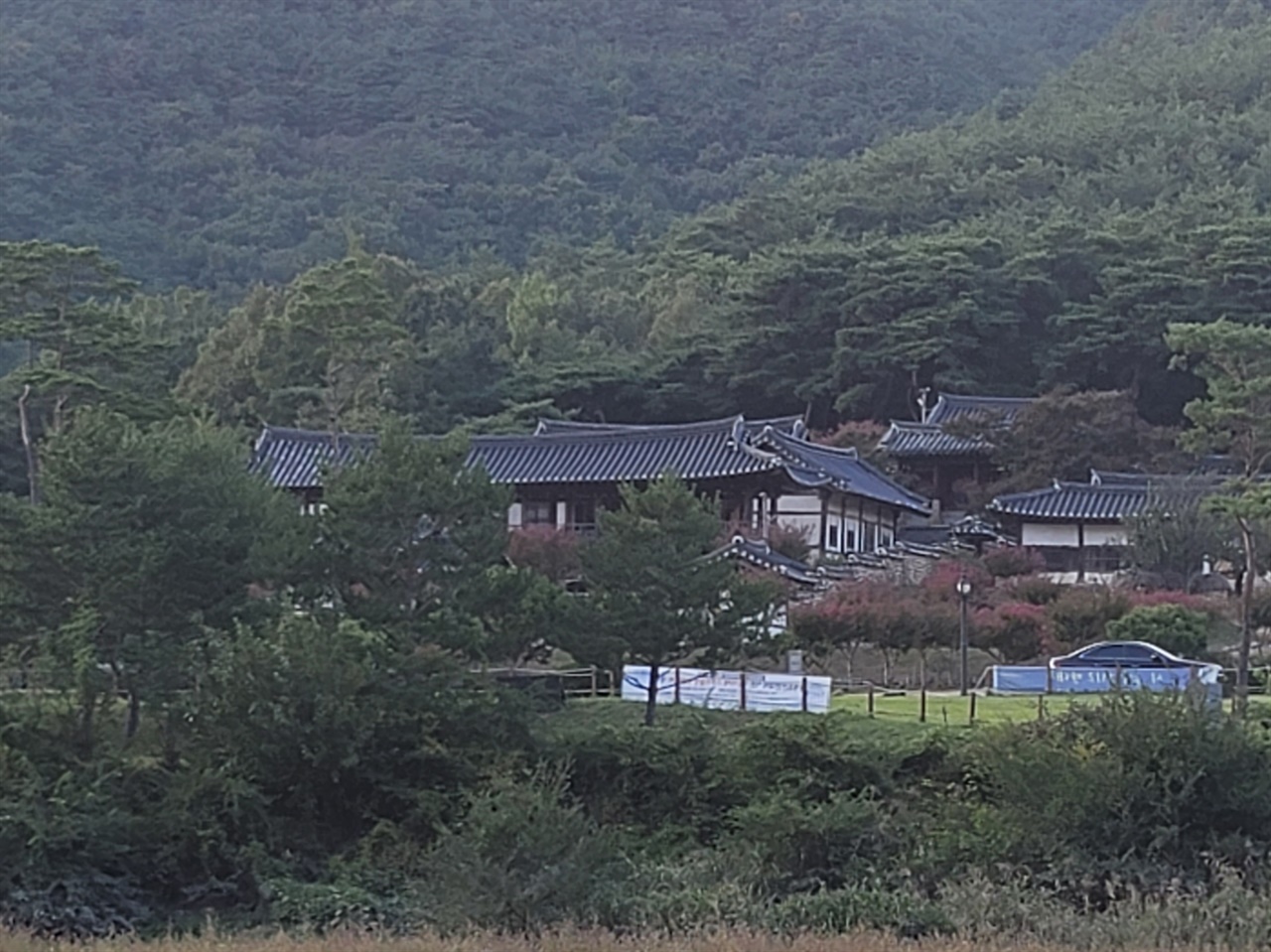 병산서원  조선 중기 학자인 류성룡을 추모하고 그의 학문과 덕행을 기리기 위해 세워진 서원으로, 한국의 전통 건축미와 자연 경관이 어우러진 유서 깊은 서원이다.