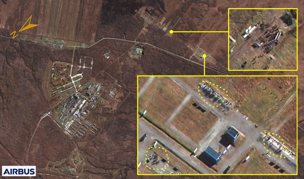  국가정보원은 북한이 지난 8일부터 러시아 파병을 위한 특수부대 병력 이동을 시작했다고 밝히며 위성 사진 등 관련 자료를 18일 공개했다. 국정원은 "러시아에 파병된 북한 군인들은 극동지역 블라디보스토크, 우수리스크, 하바롭스크,블라고베셴스크 등에 분산돼 현재 러시아 군부대에 주둔 중"이라며,"적응 훈련을 마치는 대로 전선에 투입될 것으로 보인다"고 분석했다. 사진은 지난 16일 러시아 하바롭스크 소재 군사시설을 촬영한 위성사진. 위성사진 분석을 통해 국정원은 이 사진에서 북 인원이 240여명 운집한 것으로 추정했다. 2024.10.18 [국가정보원 제공. 재판매 및 DB 금지]