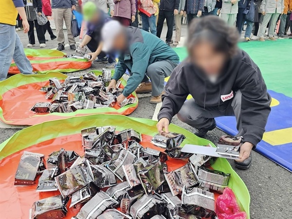  1천원만 지급하면 김을 마음껏 가지고 갈 수 있는 ‘김을 갖고 튀어라’는 관광객들에게 큰 인기를 얻었다. 