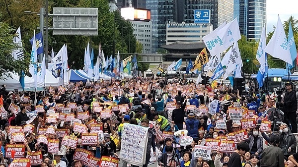 111차 촛불대행진 집회 111차 촛불대행진 집회 참가자들이 19일 윤석열 정권 탄핵을 촉구하고 있다.