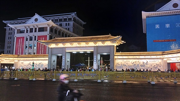  연변대학교 모습. 교정에서 나오는 대학생에게 한국말로 물으니 알아듣지 못한 경우가 있어 안타까웠다.