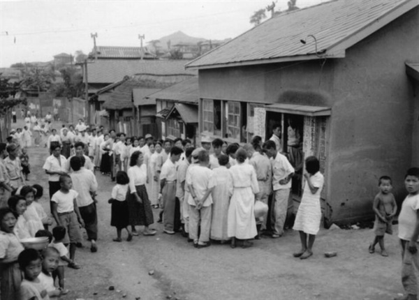  1956년 8월 13일에 실시된 지방선거 중 유권자들이 투표하기 위해 줄을 늘어선 모습(사천시와 무관). 사진=국가기록원