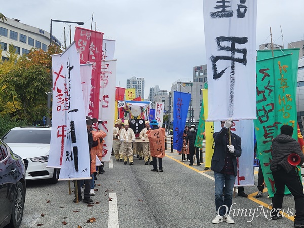  21일 '청양 지천댐 건설 반대' 주민들이 세종특별시 환경부 청사 앞에서 집회를 벌이고 있다. 