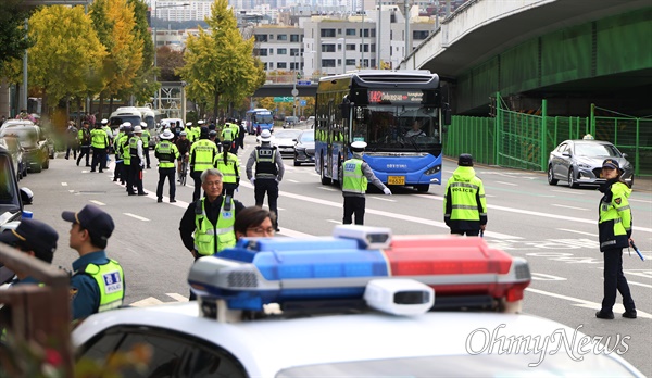  국회 법사위 소속 더불어민주당 장경태, 이성윤, 이건태 의원이 21일 오후 서울 용산구 한남동 대통령 관저 부근에서 김건희 여사 동행명령장 전달을 시도하는 가운데, 경찰이 인근 도로를 통제하고 있다.