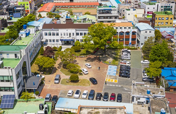  드론으로 촬영한 남해군청(2021년 4월 21일). 군청사 신축 전 사진이라 현재와 차이가 있다. 사진 가운데 느티나무가 보인다.