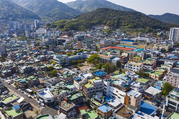  드론으로 촬영한 남해군청(2021년 4월 21일). 군청사 신축 전 사진이라 현재와 차이가 있다. 