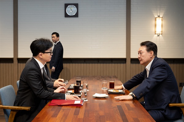 윤석열 대통령, 국민의힘 한동훈 대표와 면담 윤석열 대통령이 21일 서울 용산 대통령실 앞 파인그라스에서 국민의힘 한동훈 대표를 만나 대화하고 있다. 2024.10.21 [대통령실 제공]