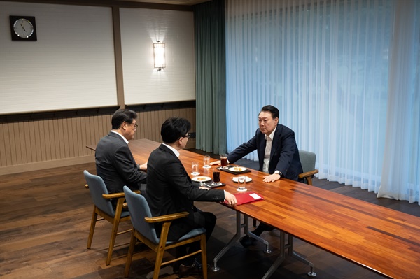 한동훈 대표와 마주앉은 윤석열 대통령 윤석열 대통령이 21일 서울 용산 대통령실 앞 파인그라스에서 국민의힘 한동훈 대표를 만나 대화하고 있다. 이 자리에는 정진석 대통령 비서실장이 배석했다. 2024.10.21 [대통령실 제공]