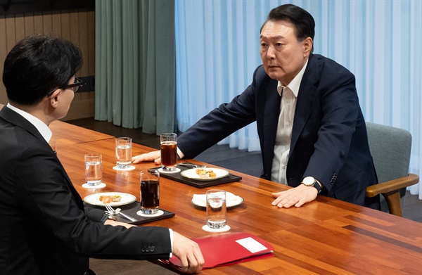 한동훈 대표와 마주앉은 윤석열 대통령 윤석열 대통령, 국민의힘 한동훈 대표와 면담 윤석열 대통령이 21일 서울 용산 대통령실 앞 파인그라스에서 국민의힘 한동훈 대표를 만나 대화하고 있다. 이 자리에는 정진석 대통령 비서실장이 배석했다.